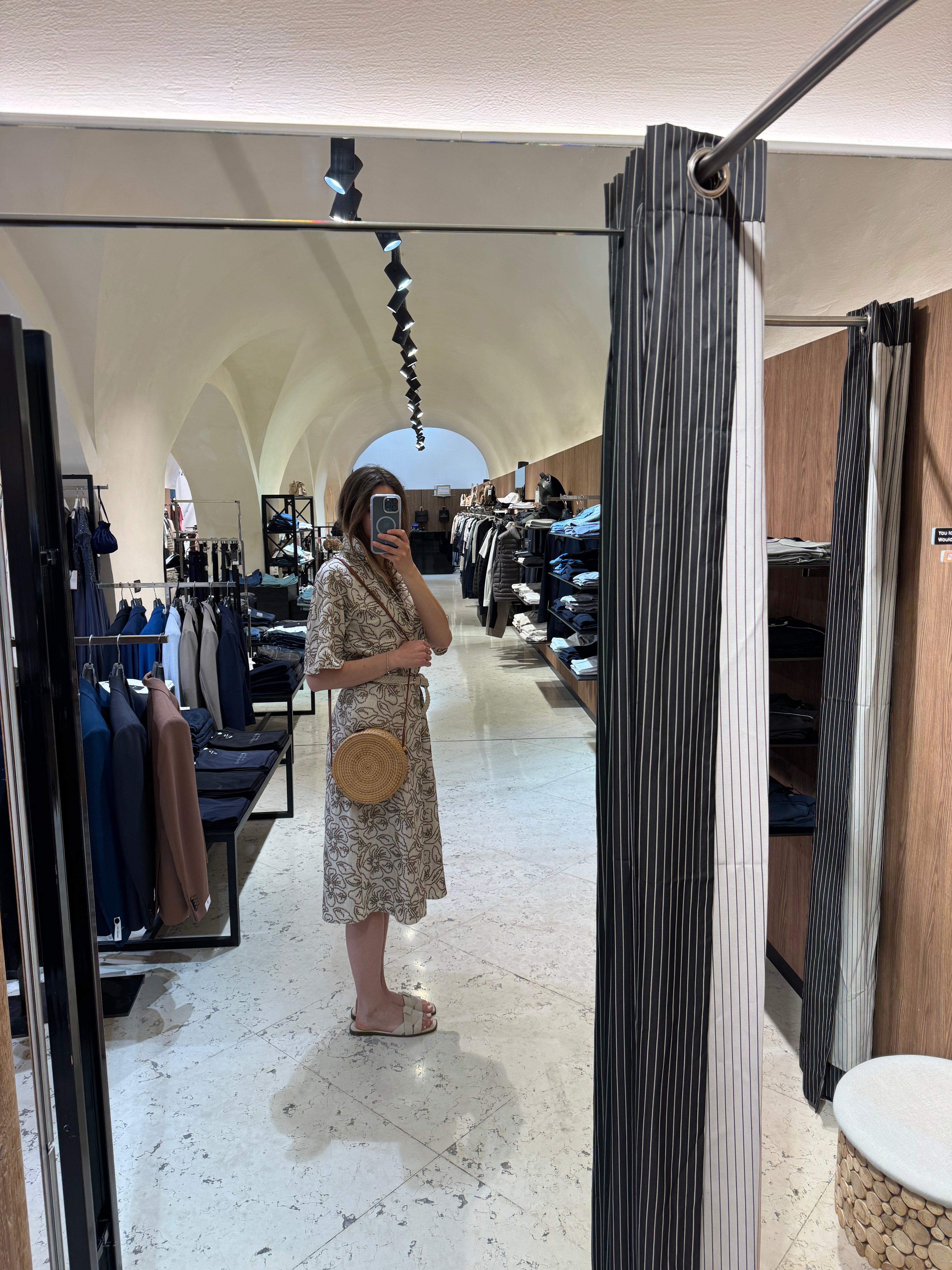 Cremeweißes Damenkleid mit Taupe-Muster – V-Ausschnitt, lockerer Schnitt