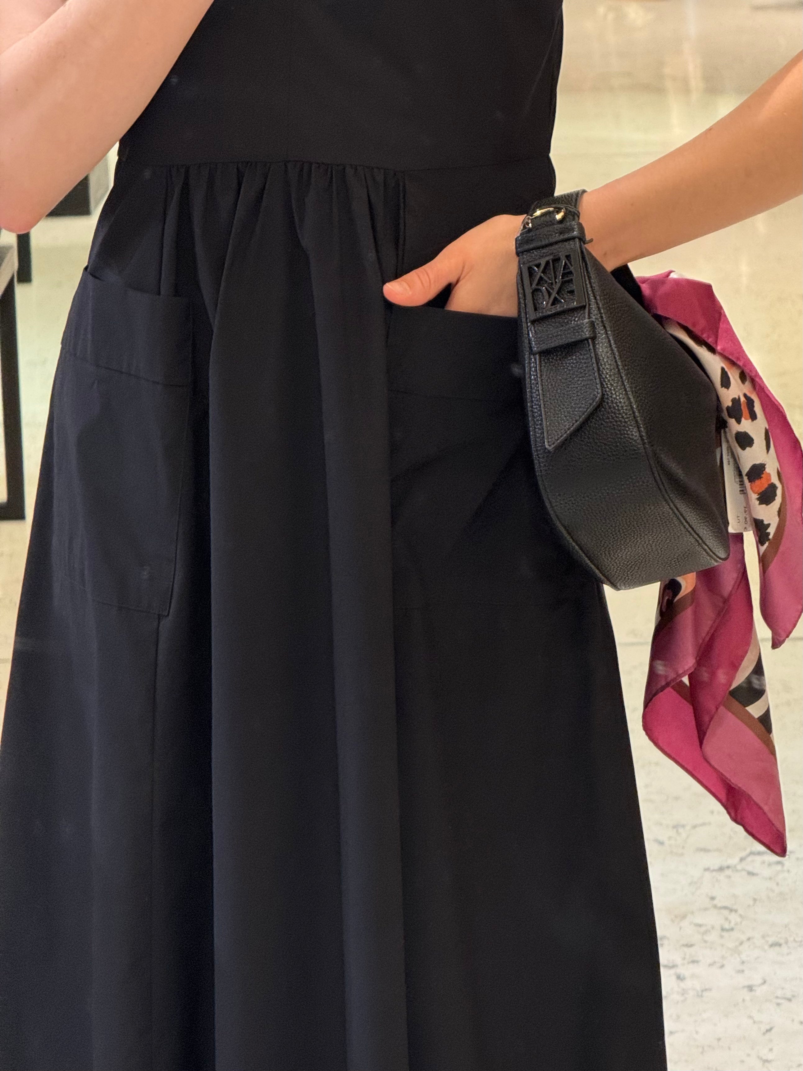 Schwarzes ärmelloses Sommerkleid – V-Ausschnitt mit aufgesetzten Taschen