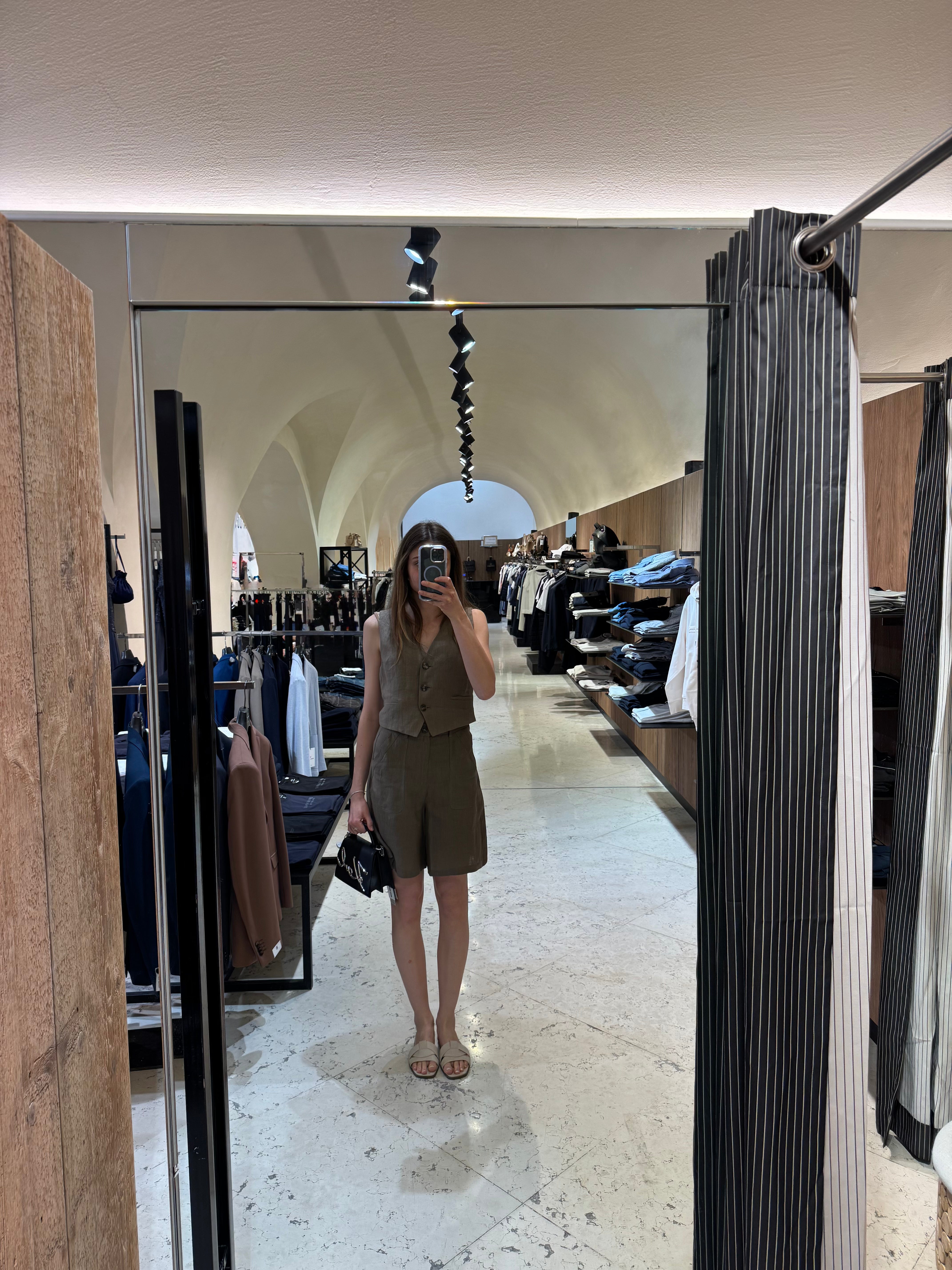 Leinen-Shorts in Taupe – locker, leicht & sommerlich