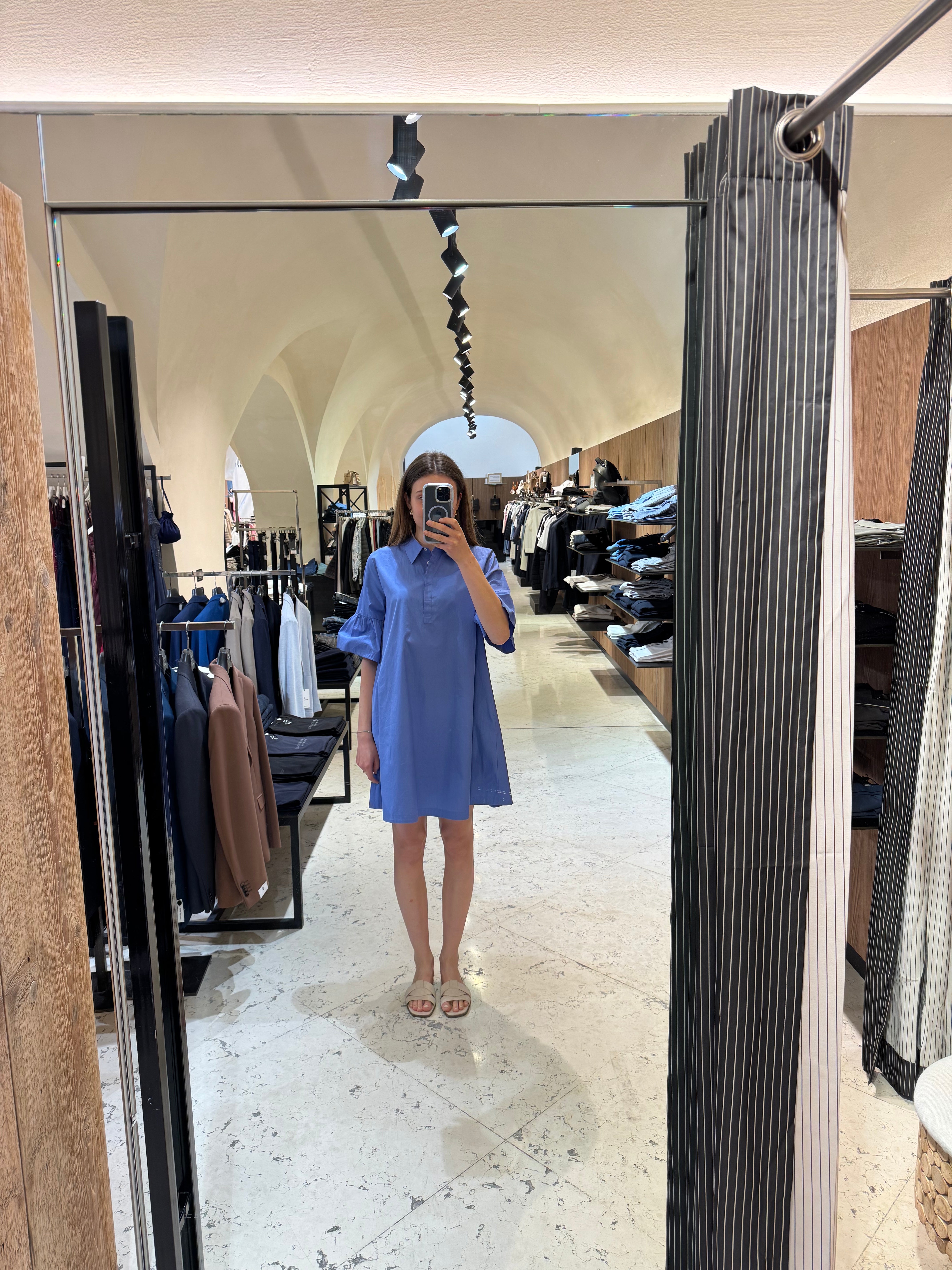 Kurzes Hemdblusenkleid mit Volantärmeln – 100 % Baumwolle
