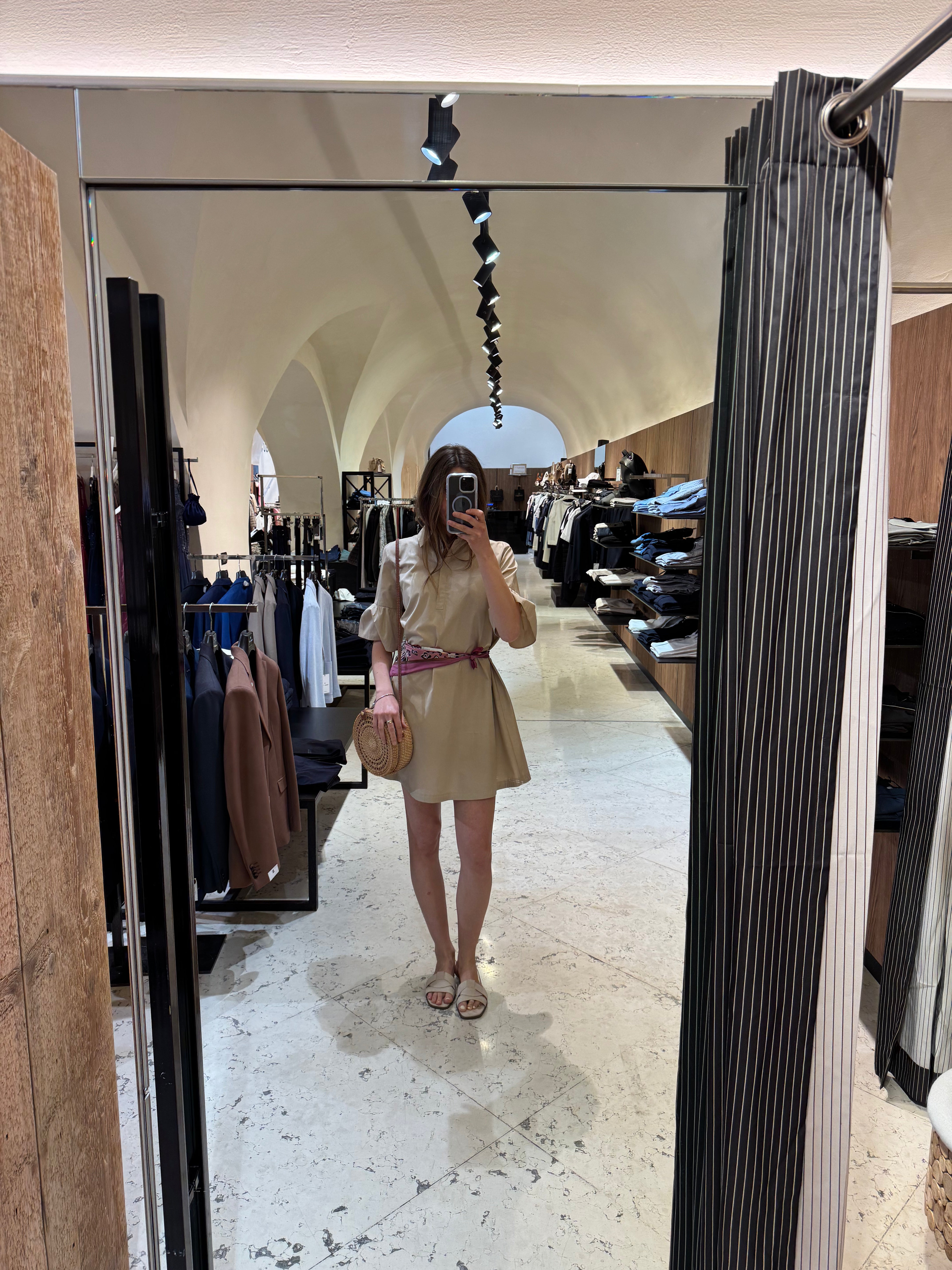 Kurzes Hemdblusenkleid mit Volantärmeln – 100 % Baumwolle