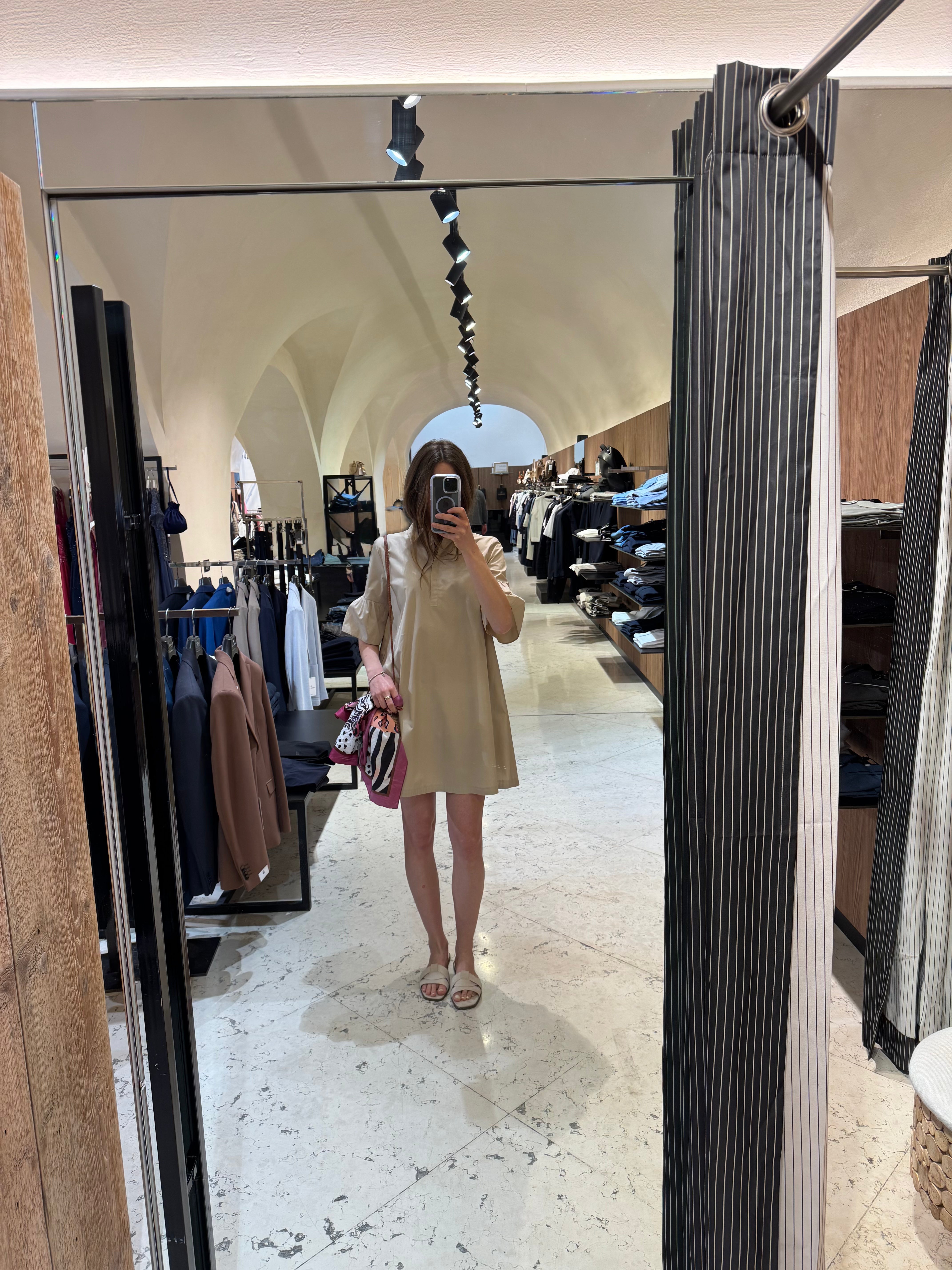 Kurzes Hemdblusenkleid mit Volantärmeln – 100 % Baumwolle