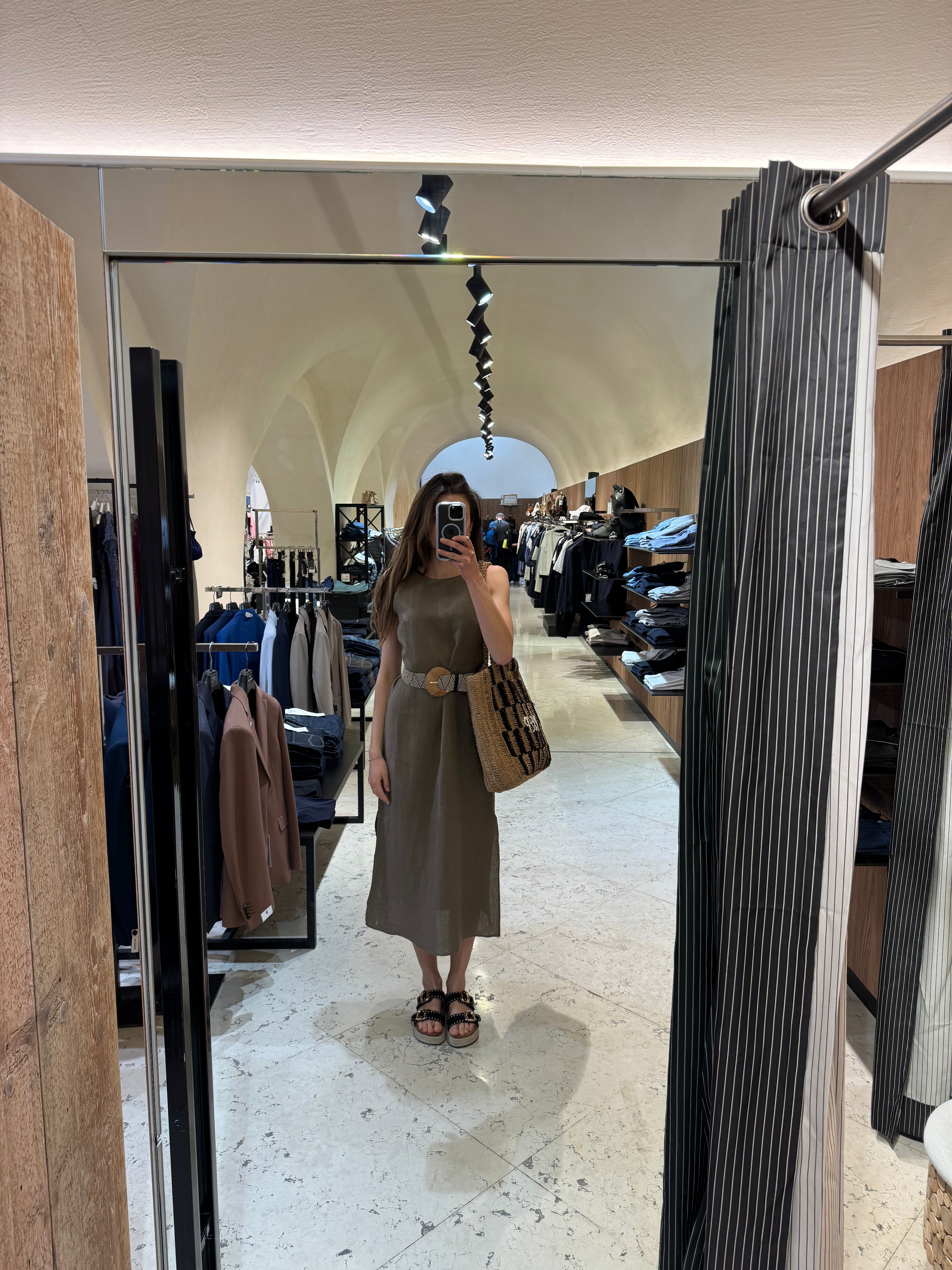 Ärmelloses Midi-Leinenkleid in Taupe – seitliche Schlitze, 100 % Leinen
